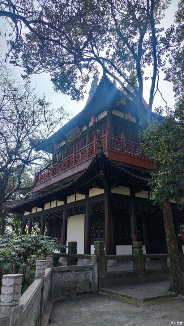河南一学校火灾致13死1伤,家长将双胞胎中的一人接回家洗澡,另一人不幸离世